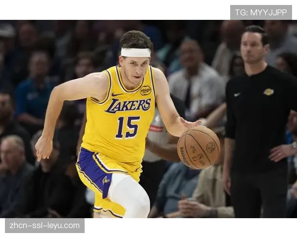 特写：里夫斯成功制造亚历山大进攻犯规后，场边湖人教练组激动庆祝